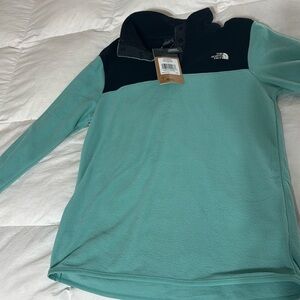 The North Face Women's TKA Glacier Snap-Neck Pullover. NWT size medium.